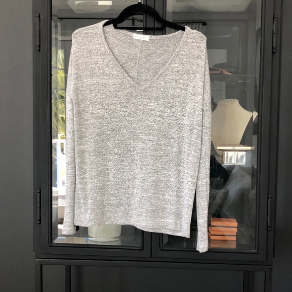 Rag and bone v neck top. - Picture 1 of 4